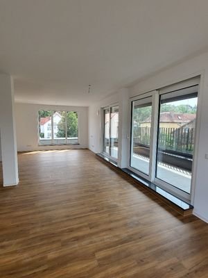 Beispiel Wohnzimmer/Küche mit Zugang zum Balkon