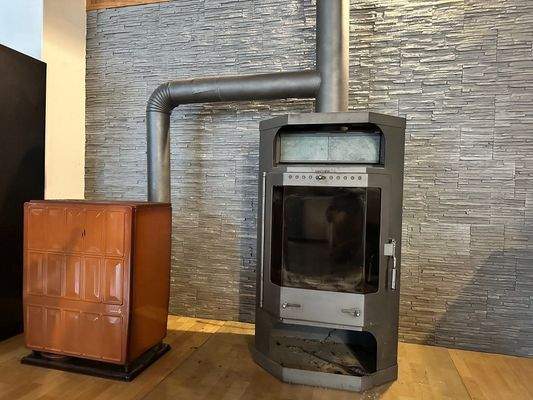 Kaminofen + Ölofen im Wohnzimmer