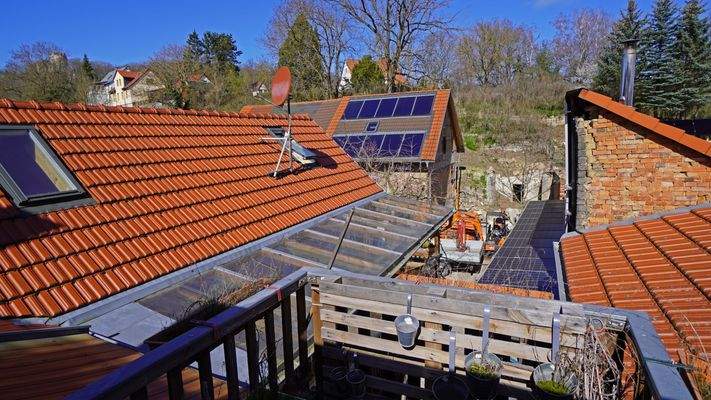 Das Gebäudeensemble vom Balkon der Dachgeschosswohnung aus