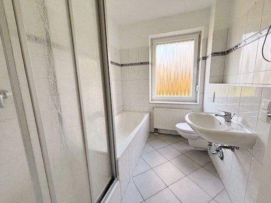 Tageslicht-Bad mit Dusche, Wanne, WC.jpg