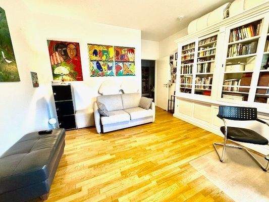 Helles Arbeitszimmer