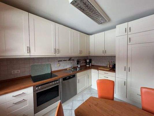 Helle und gepflegte Einbauküche