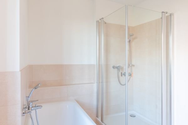 Bad mit Wanne und Dusche (2).jpg