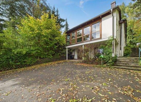 Zufahrt und Wintergarten