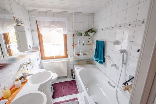 Badezimmer mit Badewanne u.Dusche