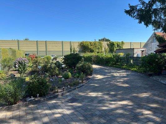 ZUFAHRT / PARKFLÄCHEN