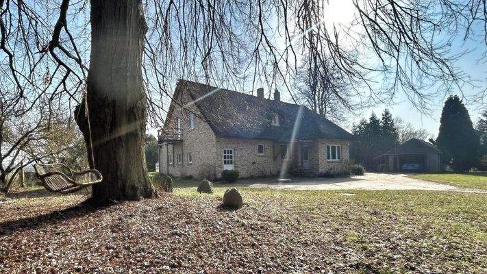 Parkähnliches Grundstück vorm Haus