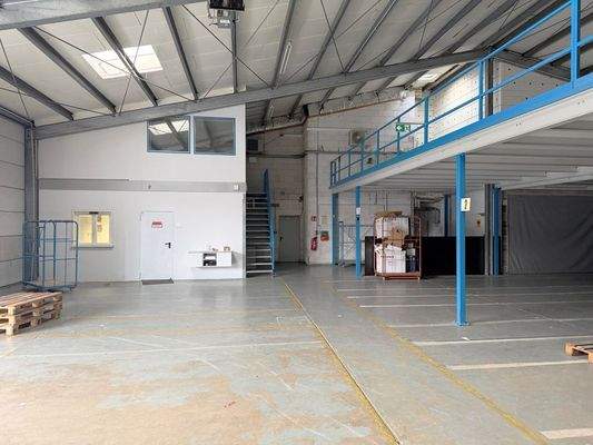 Halle mit Bürozugang