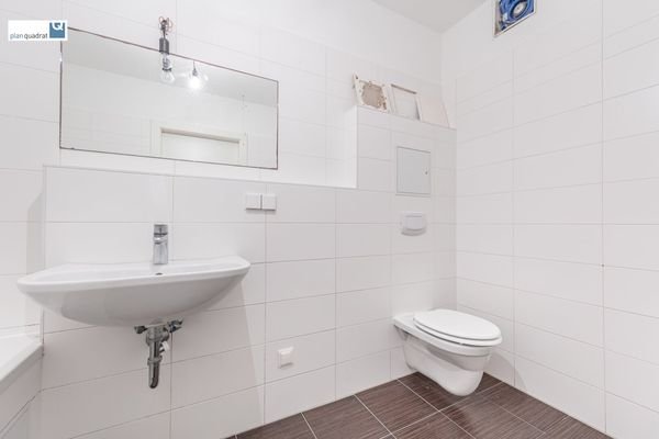 Badezimmer (ca. 5,40 qm) mit Waschbecken, Badewanne und Toilette