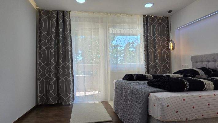 Schlafzimmer mit Zugang zum Balkon