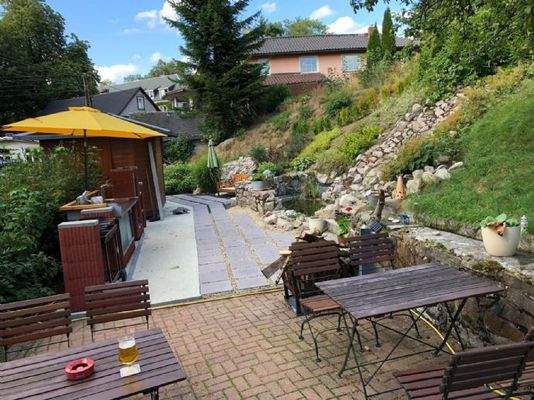 Blick zur Außenküche und zum Teich 