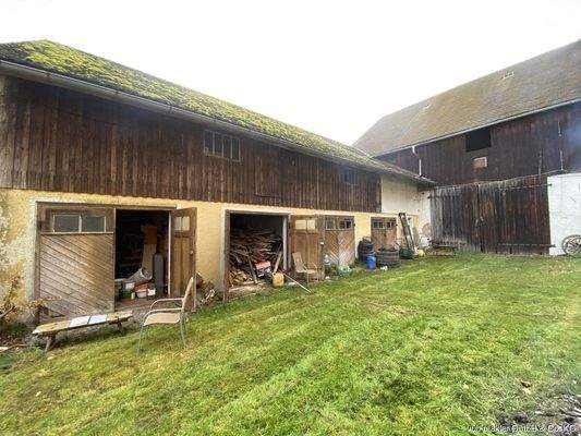 Schreinerei und Garagen