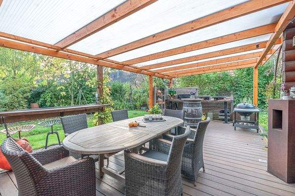 Die überdachte Terrasse ist ein zusätzliches Freiluftzimmer