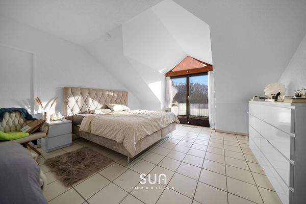 LICHTDURCHFLUTETES SCHLAFZIMMER