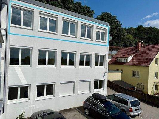 Gebäudeteil der Wohnung in Kürze mit Balkonen