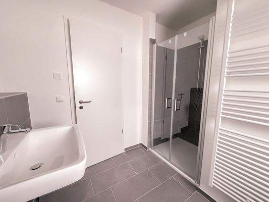 Modern ausgestattetes Badezimmer mit komfortabler Dusche