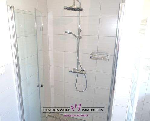 Bodenebene und großzügige Dusche im Bad