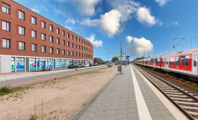 Direkt gegenüber des Bahngleises 