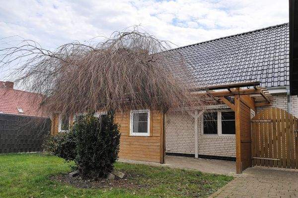 Rückansicht mit überdachter Terrasse