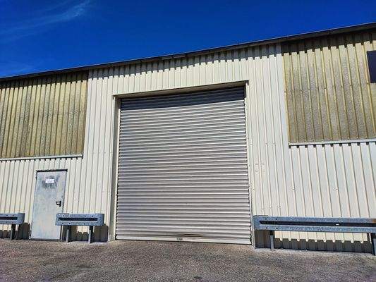 Eingang 1 von 3 Hallen