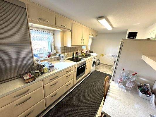 Küche mit Einbauküche und Waschmaschinenplatz