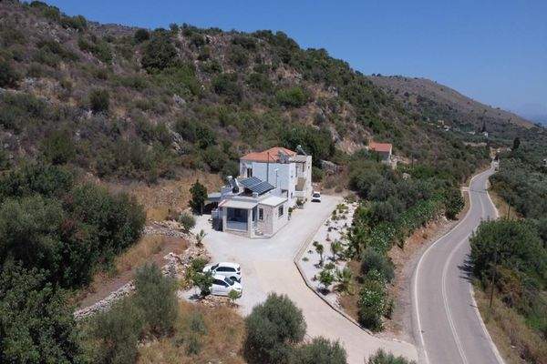Kreta, Kalamitsi Amigdali: Charmantes kretisches Haus mit privatem Olivenhain und Bergblick zu verkaufen