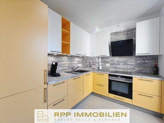 Küche mit Einbauküche