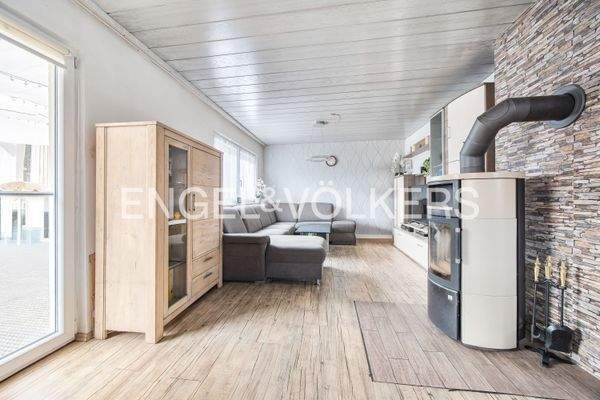 Wohnbereich mit Schwedenofen für Behaglichkeit und Energieeinsparung - Austritt auf die Terrasse und in den Südgarten