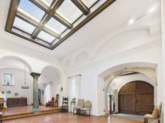 Lichtdurchflutete Eingangshalle