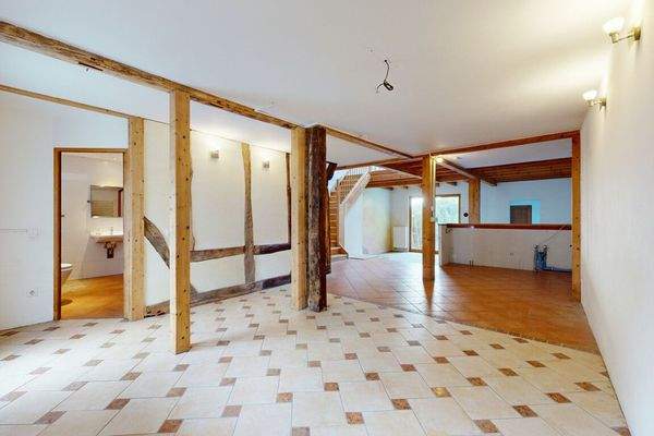 Eingangsbereich mit Blick in die offene Küche