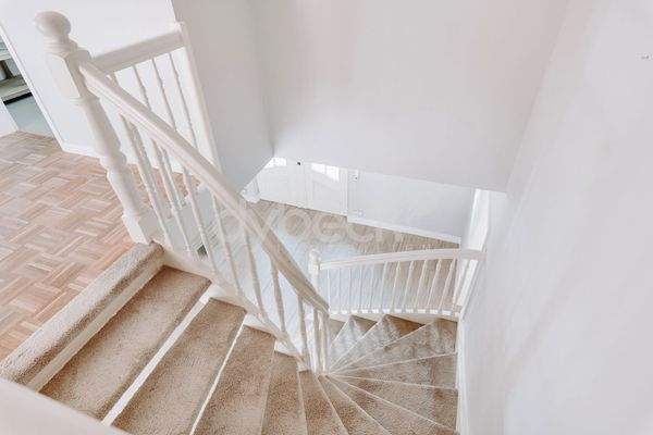 Geschwungene Holztreppe