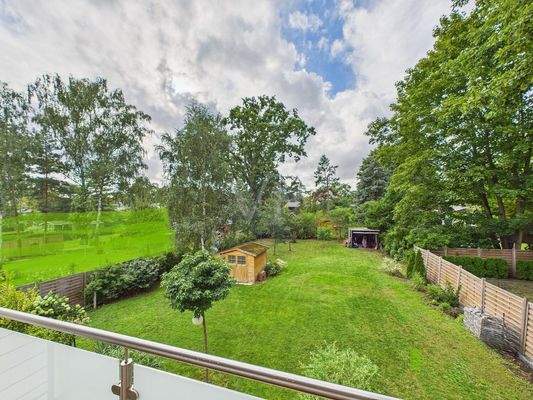 Blick vom Balkon in den Garten