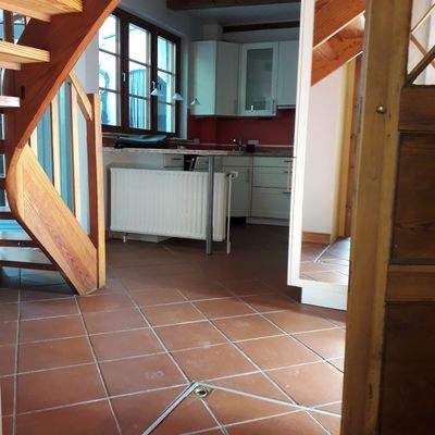 Küche aus Blickwinkel unterhalb d. Treppe