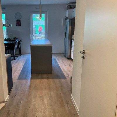 Wohnküche mit Zugang zur Terrasse.jpg