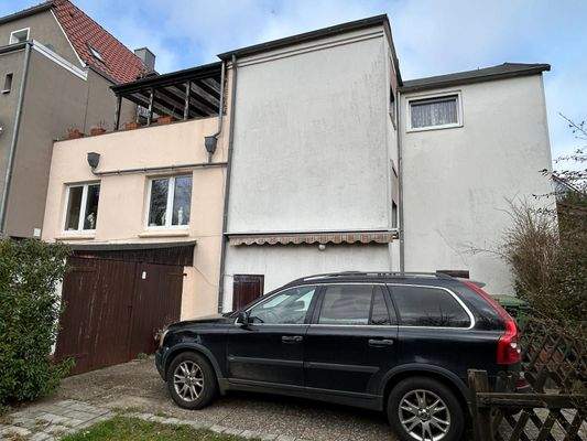 Seitenansicht mit Garage