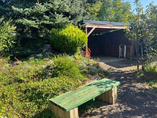 Blick Richtung überdachter Freisitz im Garten