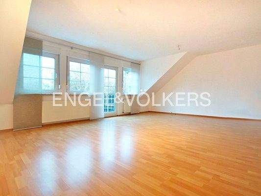 Wohnbereich mit Zugang zum Balkon