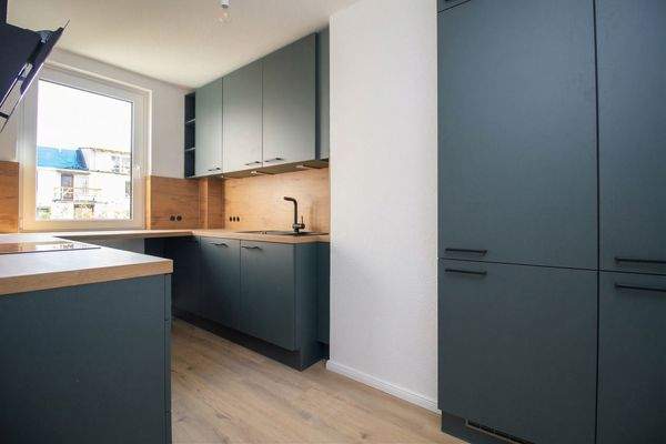 Küche mit Einbauschränken