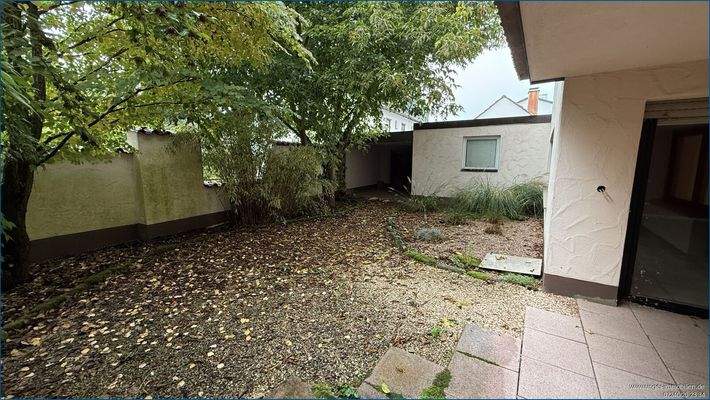 Garten mit Ansicht Garage