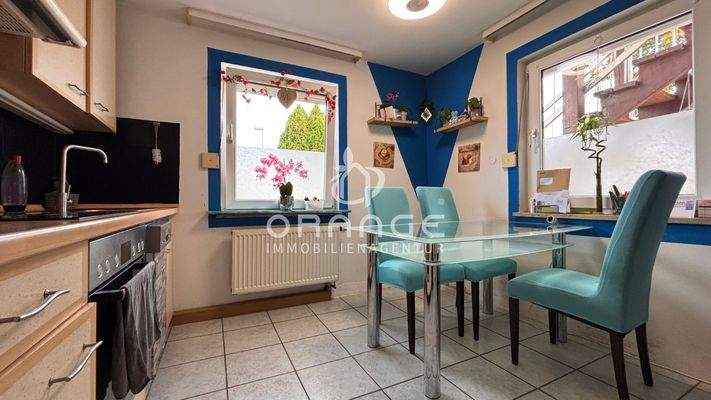 EG: Küche mit Einbauküche