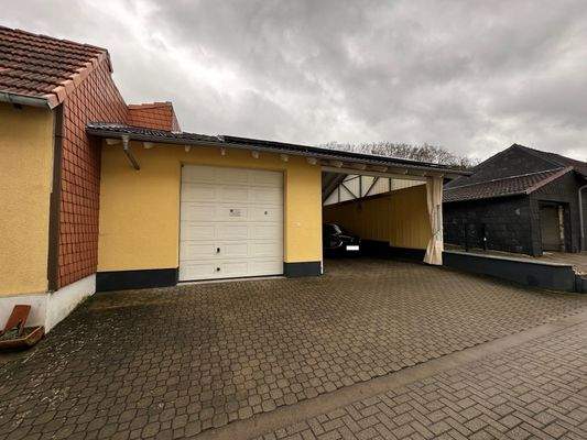 Vorderansicht Garage + Carport
