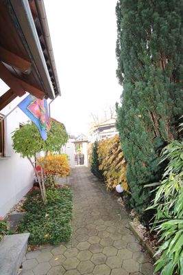 Weg Garage zum Hauseingang 1.JPG