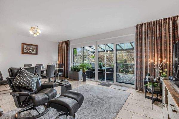 Großzügiges Wohn- und Esszimmer mit Zugang zur Ter