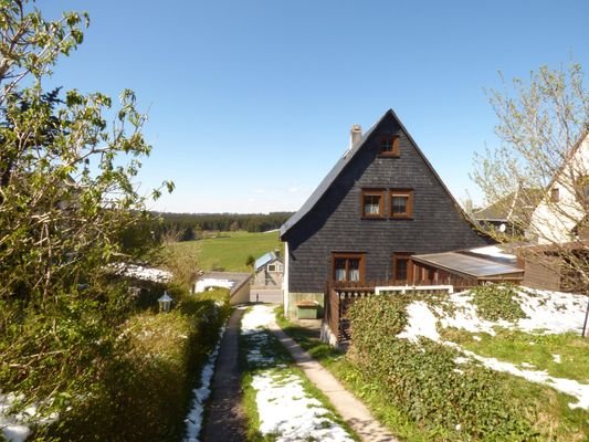 rückwärtige Ansicht Vorderhaus mit Zufahrt