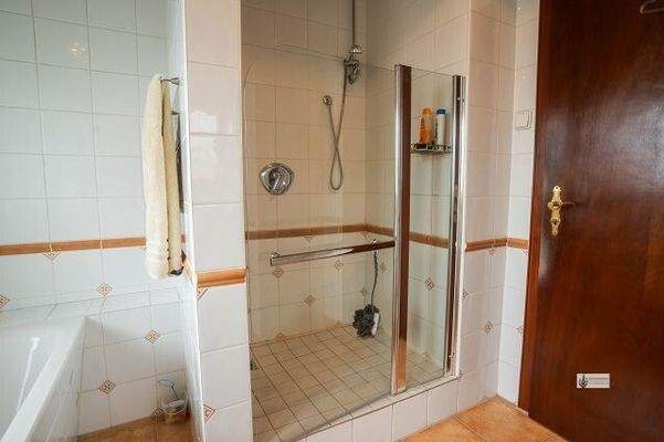 k-Große Dusche im OG + Badewanne