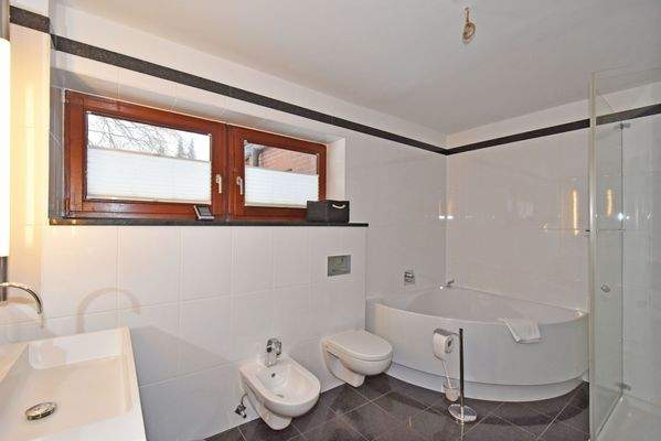 mit Eckbadewanne und Dusche