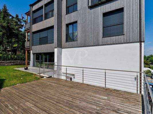 Weitere Terrasse über der Garage