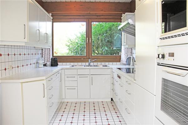 Einbauküche mit angrenzendem Hauswirtschaftsraum