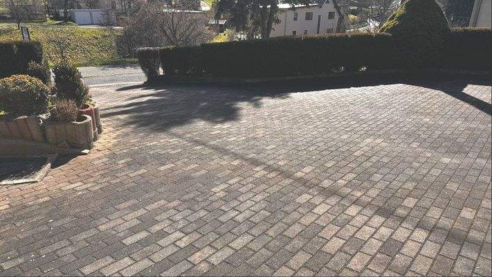 gepflasterte Zufahrt