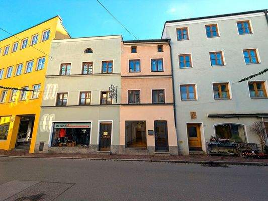 Schöne Gewerberäumlichkeiten im EG (rosa Haus)